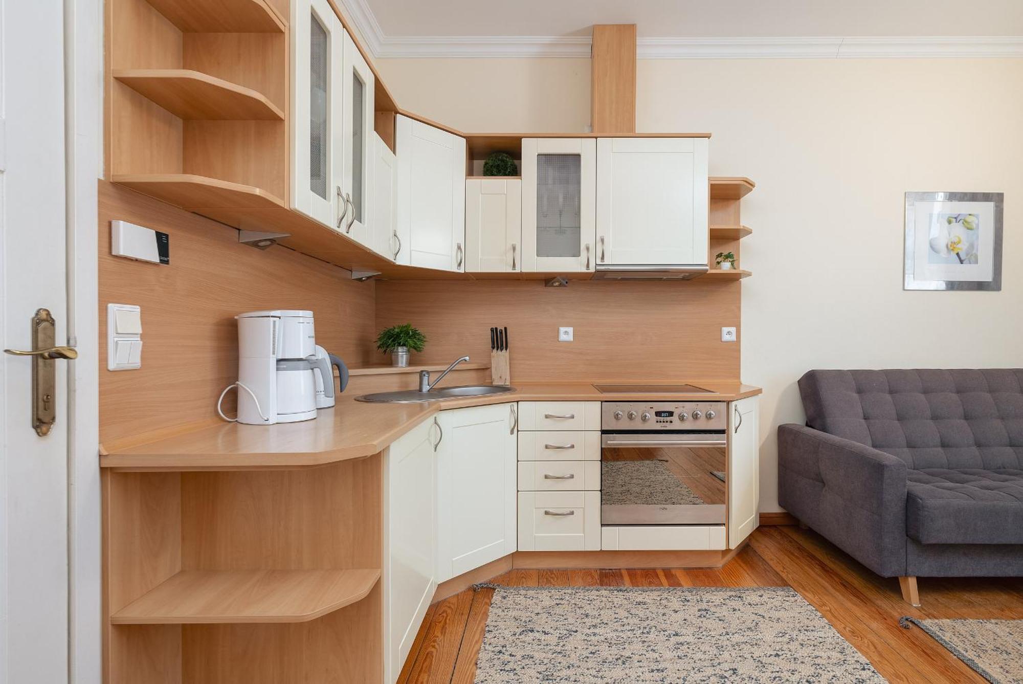Charming Located Near The Promenade In By Renters Apartment