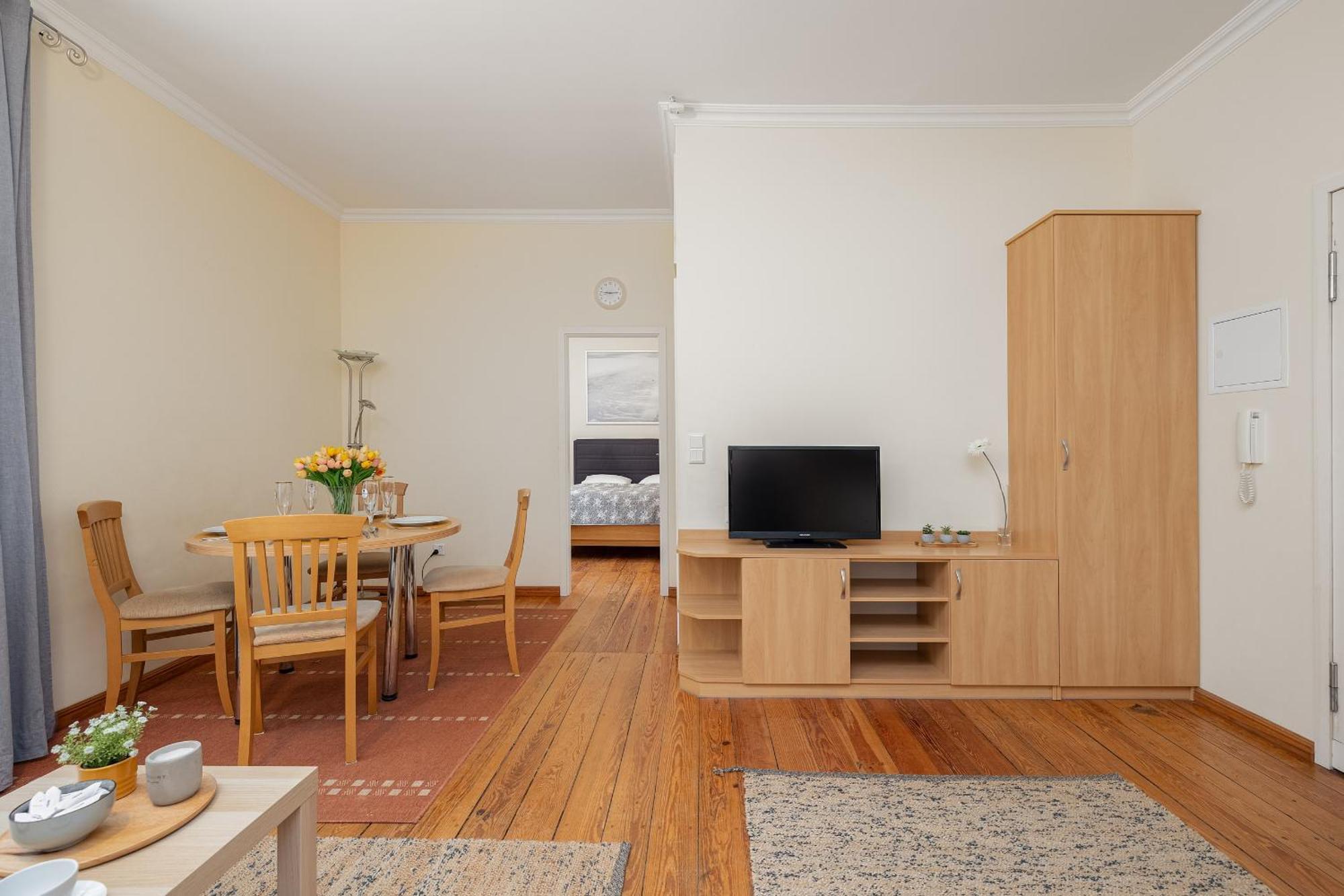 Charming Located Near The Promenade In By Renters Apartment *
