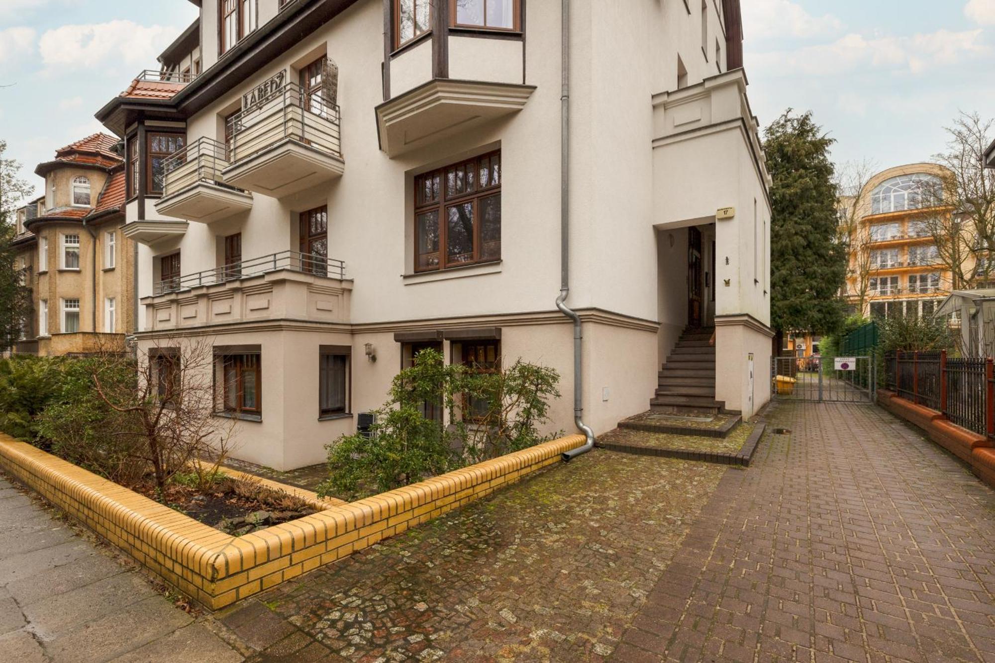 Charming Located Near The Promenade In By Renters Apartment